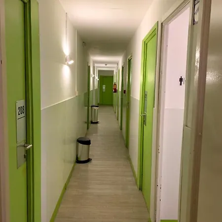 And Basic Universitat For Young Guest house