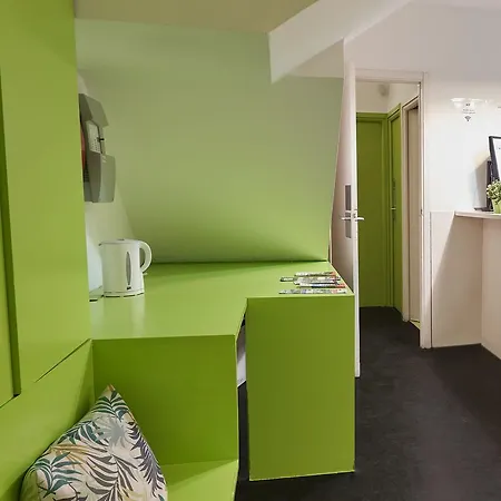 Penzion And Basic Universitat For Young Barcelona