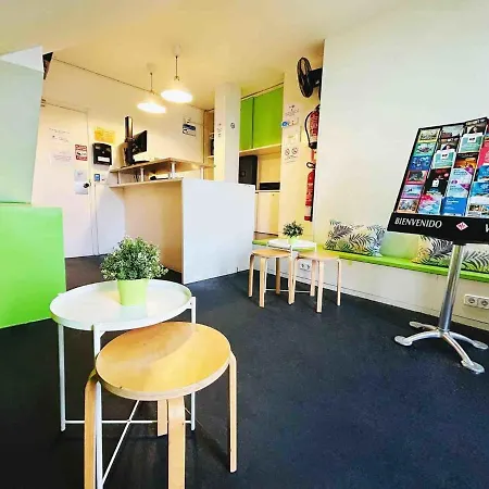 And Basic Universitat For Young 招待所 巴塞罗那